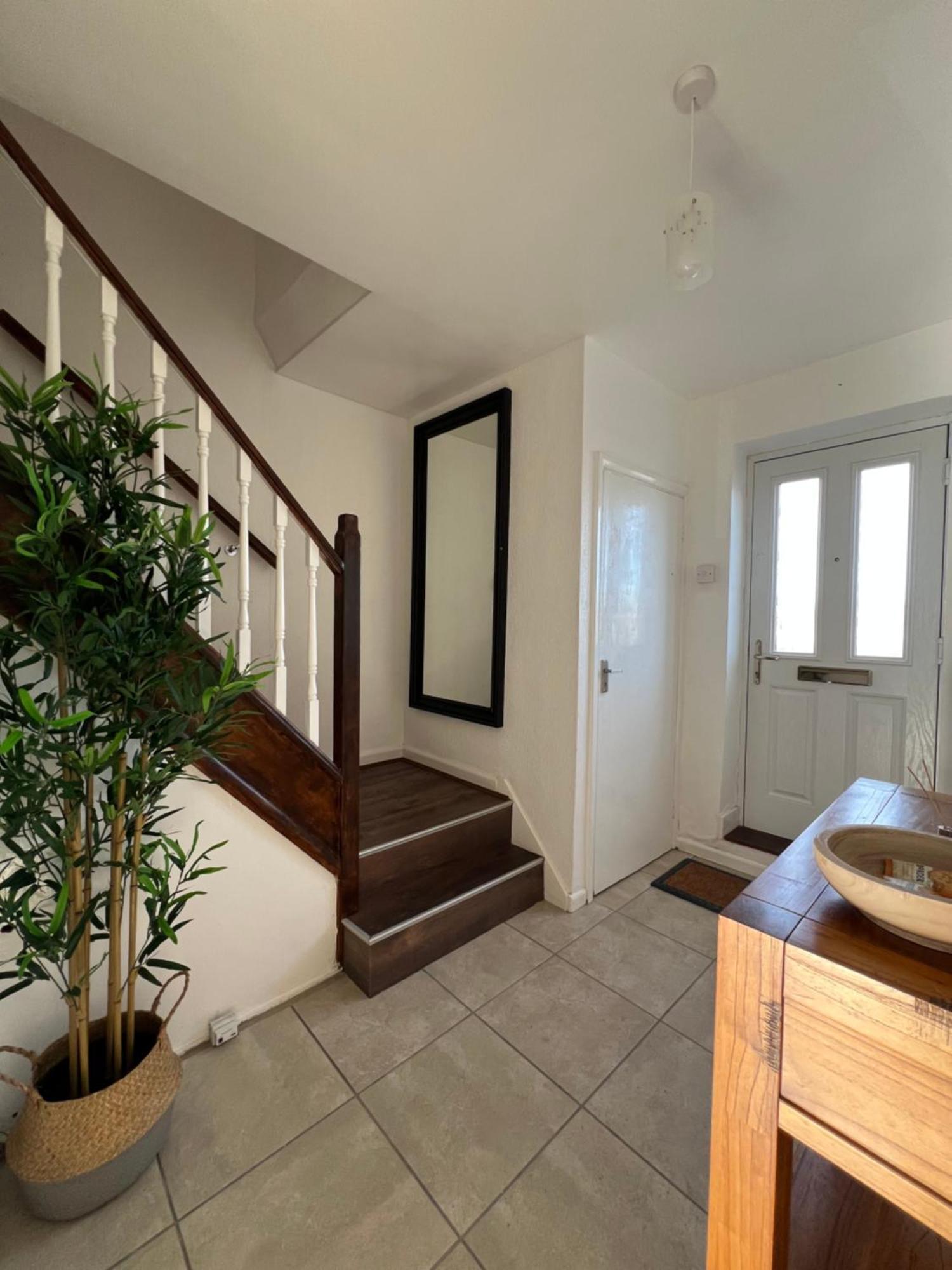 Tile Cross Entire - Near Airport, Nec & Apartment *